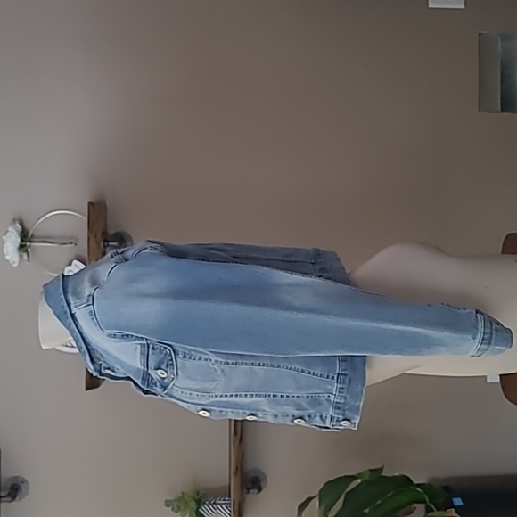 Cropped Jean Jacket - Picture 3 of 7